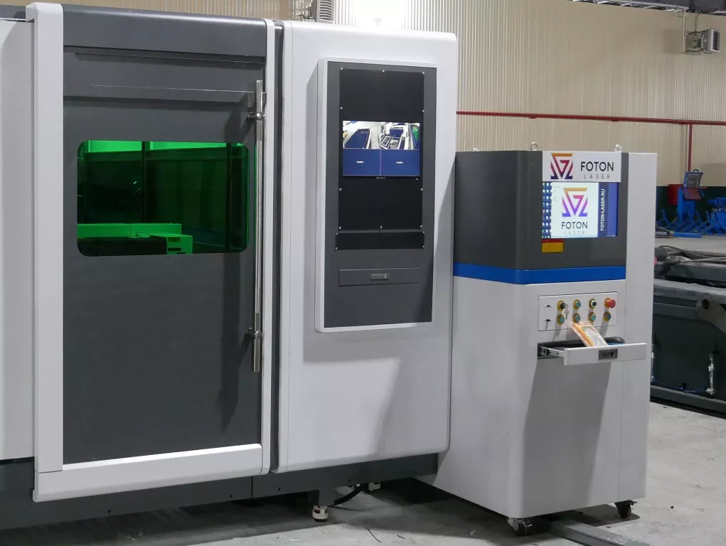 FL-L1530FHR-12000-D350-Raycus Лазерный станок для резки листового металла и труб с кабинетной защитой