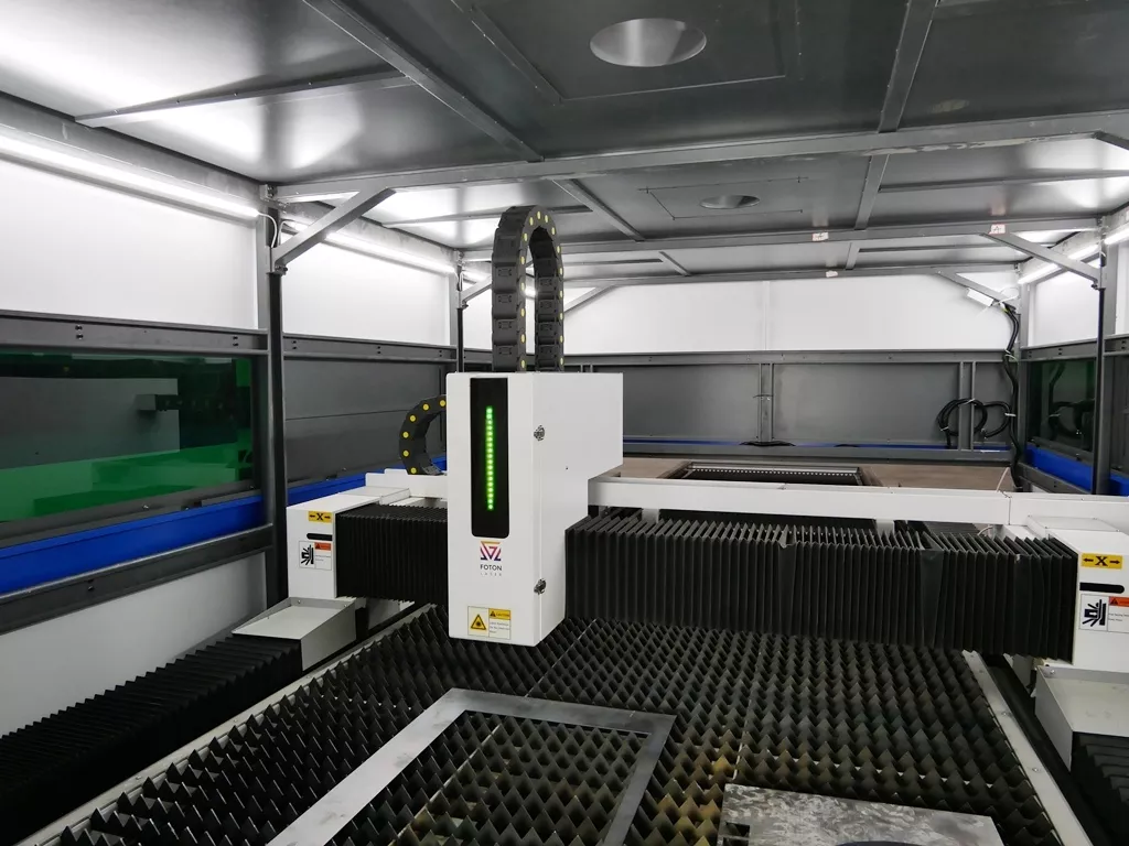 FL-L2040FHR-8000-D350-Raycus Лазерный станок для резки листового металла и труб с кабинетной защитой