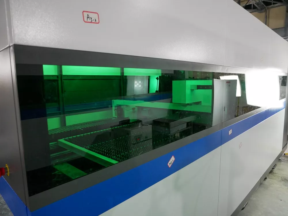 FL-L2040FHR-8000-D350-Raycus Лазерный станок для резки листового металла и труб с кабинетной защитой