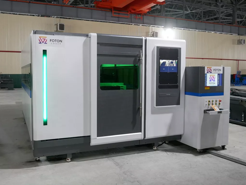 FL-L1530FEHR-8000-D350-Raycus Лазерный станок для резки листового металла и труб со сменным столом и кабинетной защитой
