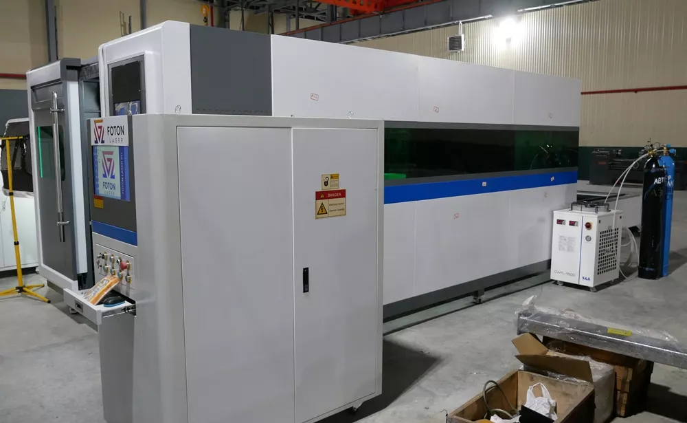 FL-L1530FHR-12000-D350-Raycus Лазерный станок для резки листового металла и труб с кабинетной защитой