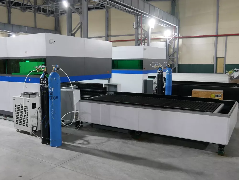 FL-L1530FEHR-8000-D350-Raycus Лазерный станок для резки листового металла и труб со сменным столом и кабинетной защитой