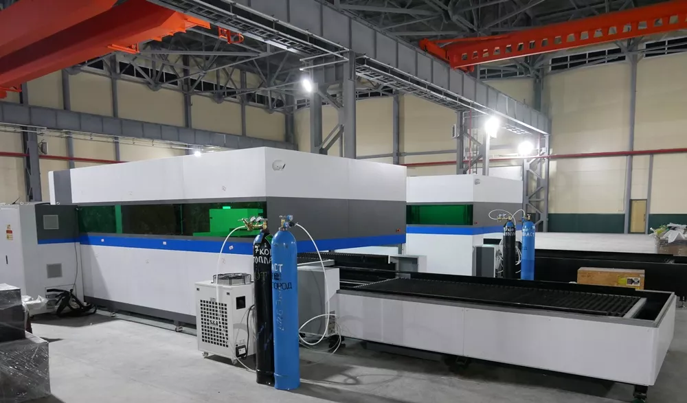 FL-L1560FHE-10000-IPG Лазерный станок для резки листового металла с кабинетной защитой и сменным столом