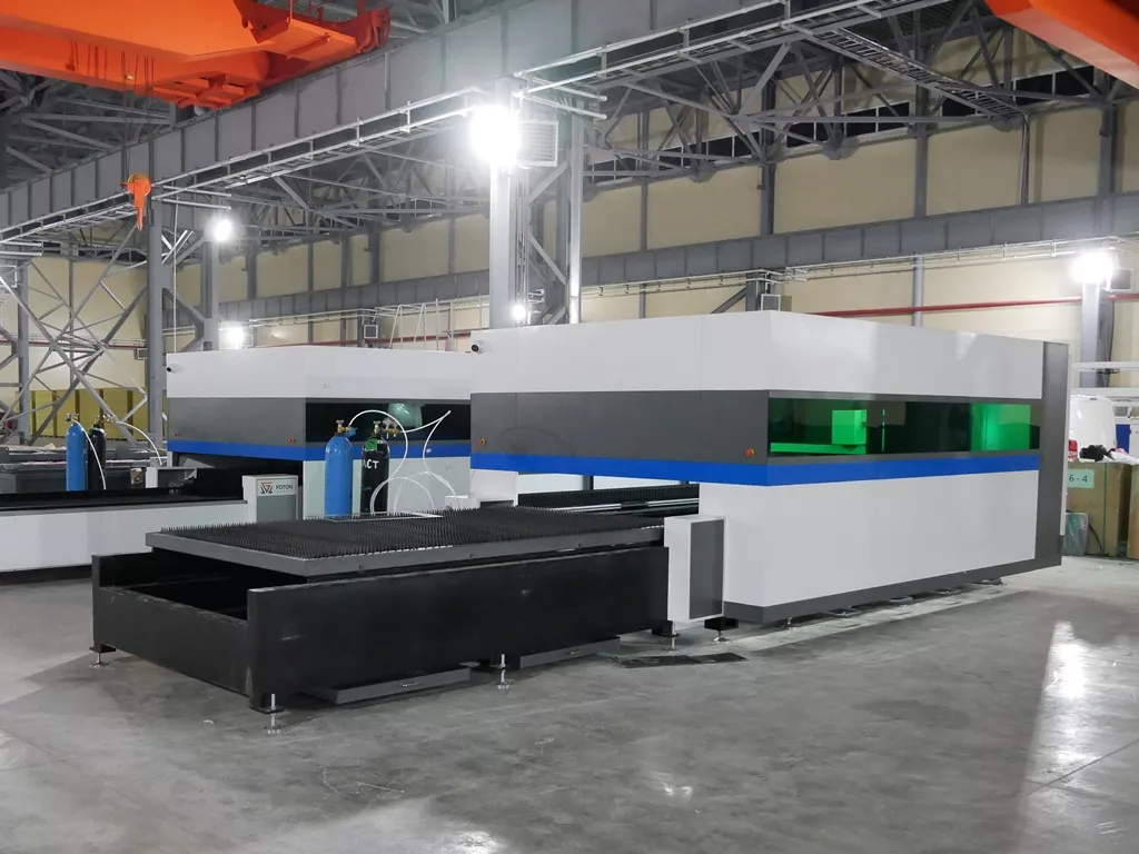 FL-L1530FEHR-8000-D350-Raycus Лазерный станок для резки листового металла и труб со сменным столом и кабинетной защитой